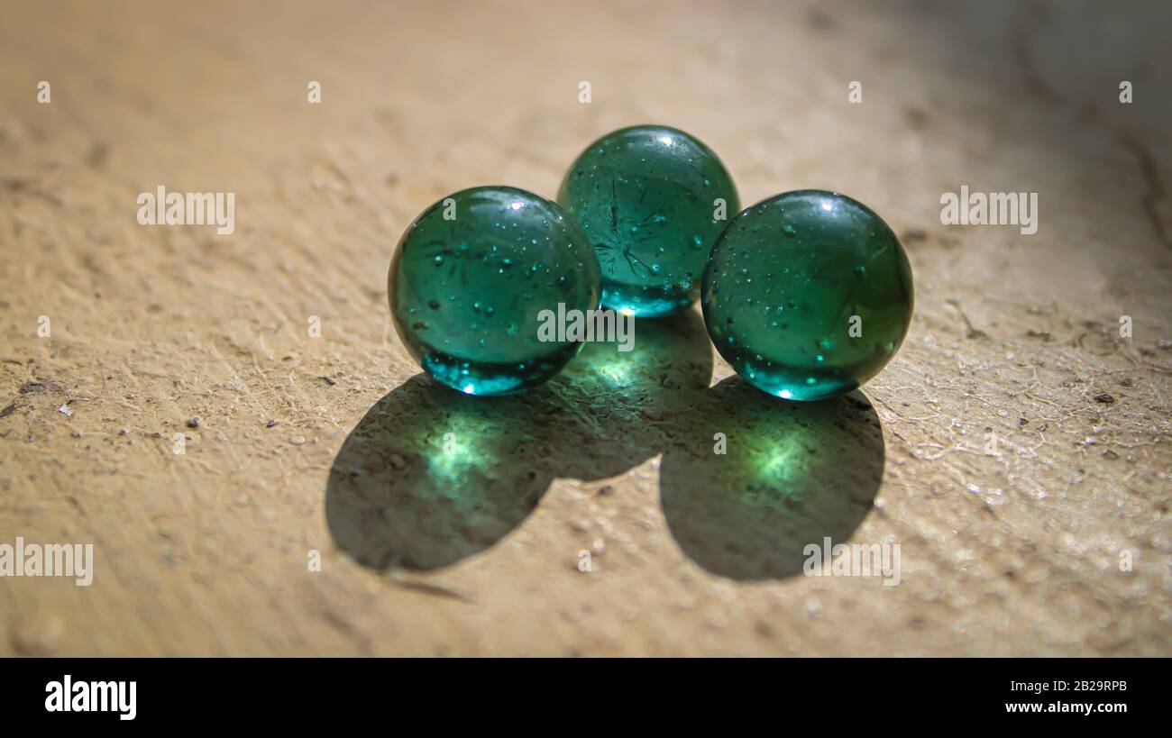 Un verre transparent avec des marbres verts sur le dessus du mur avec un bon fond flou avec un concept créatif et un espace de zone de texte Banque D'Images