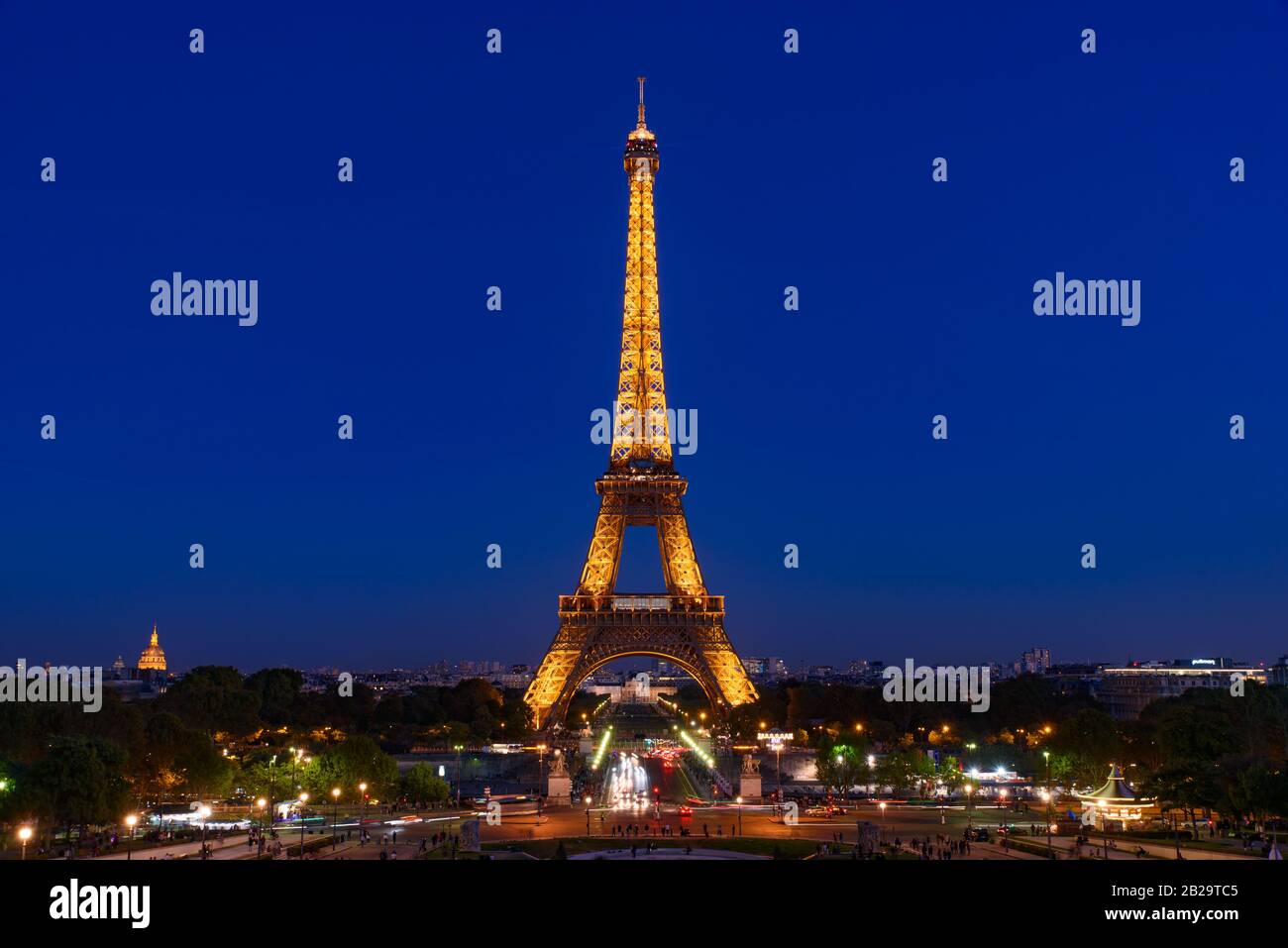 La Tour Eiffel la nuit avec lumière à Paris, France Banque D'Images
