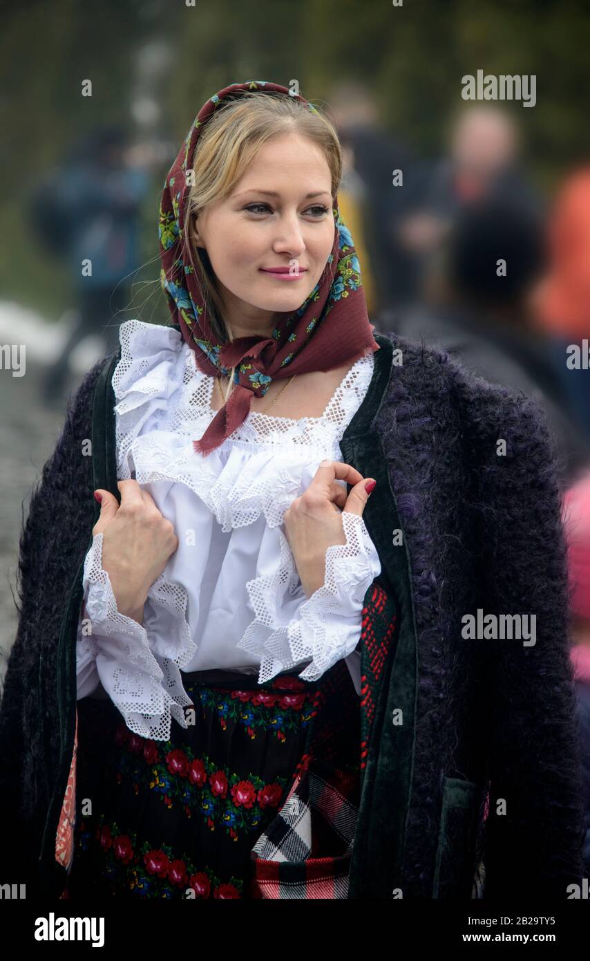 Jeune femme vêtue de vêtements roumains traditionnels (région de Maramirh). Portrait. Banque D'Images