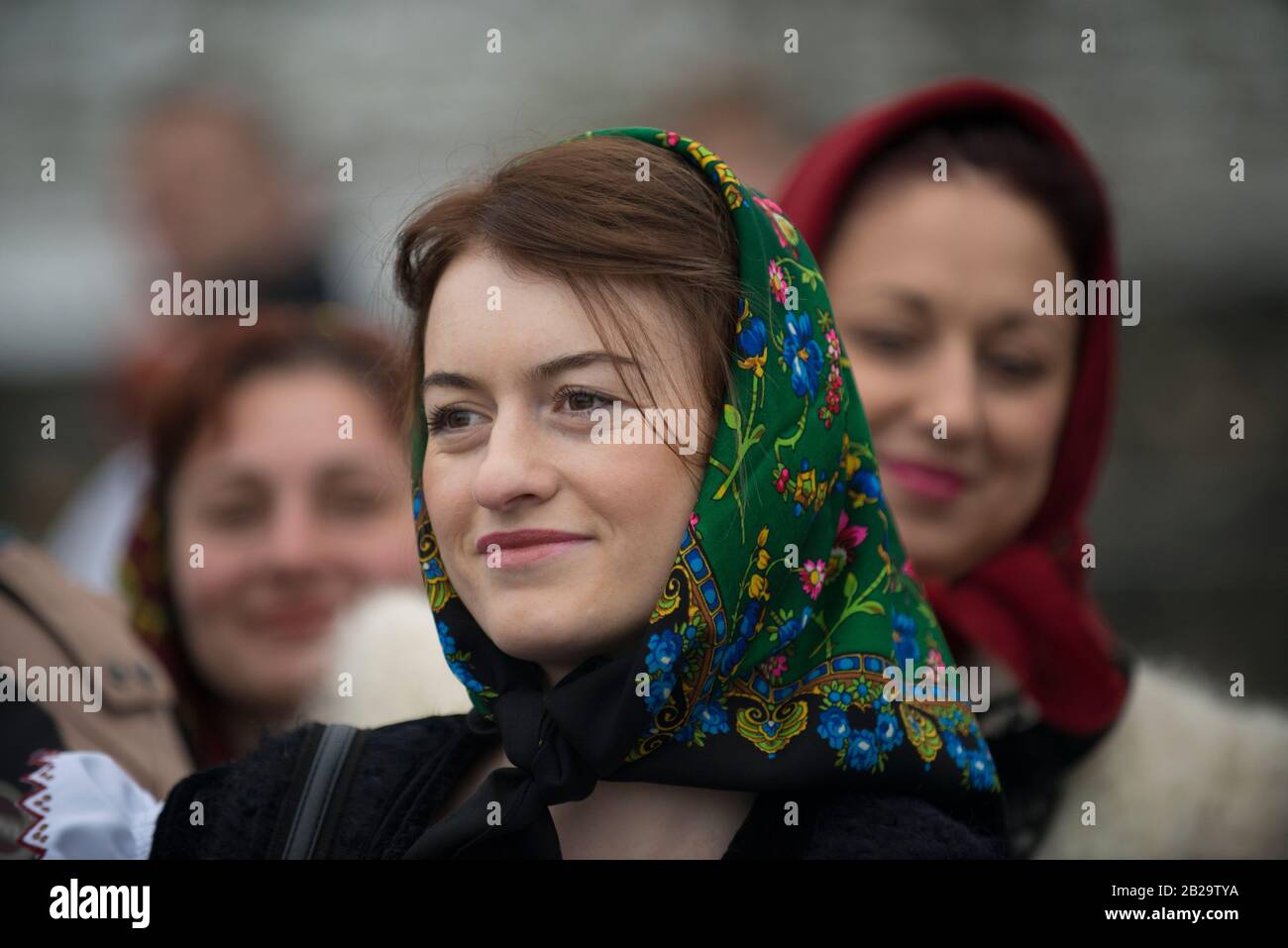 Jeune femme vêtue de vêtements roumains traditionnels (région de Maramirh). Portrait. Banque D'Images