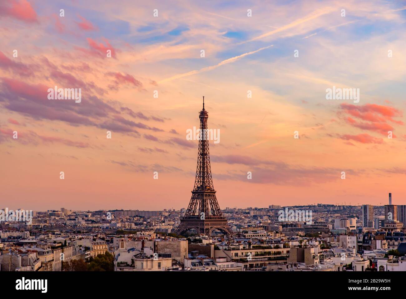 Tour Eiffel au coucher du soleil avec ciel et nuages colorés, Paris, France Banque D'Images
