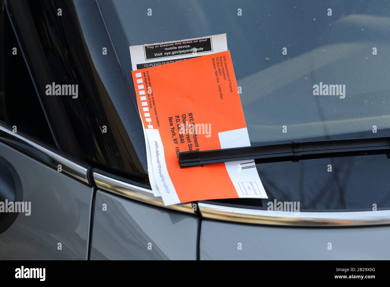 NYC un billet de stationnement sur le pare-brise d'un véhicule à moteur, à New York, NY Banque D'Images