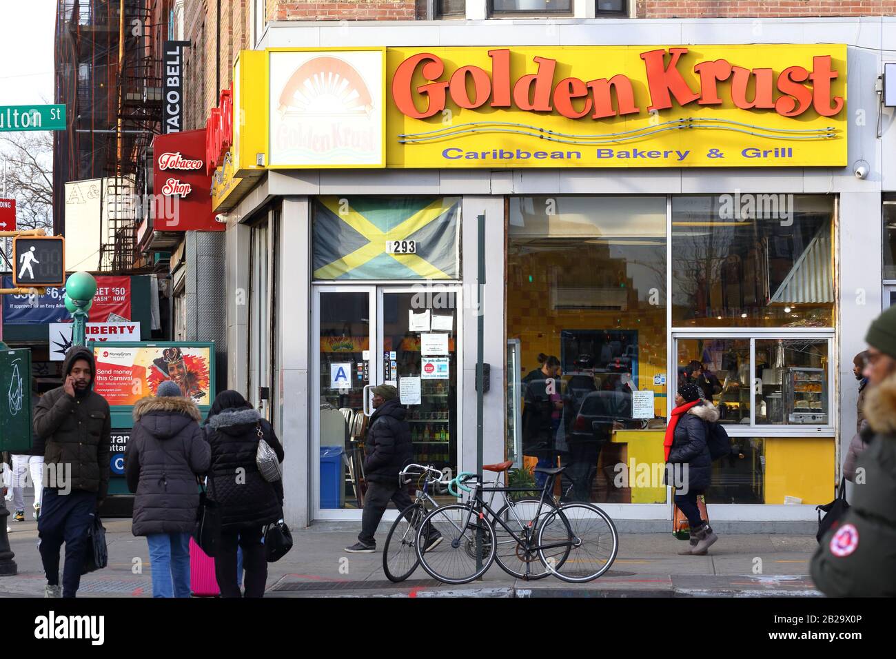 Golden Krust, 1293 Fulton St, Brooklyn, NY. Façade extérieure d'un restaurant et d'une chaîne de magasins de pattie des Caraïbes à Bedford-Stuyvesant Banque D'Images