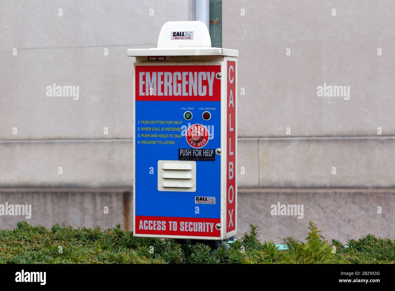 Un boîtier d'appel d'urgence sans fil de marque Call24 situé sur un campus universitaire Banque D'Images