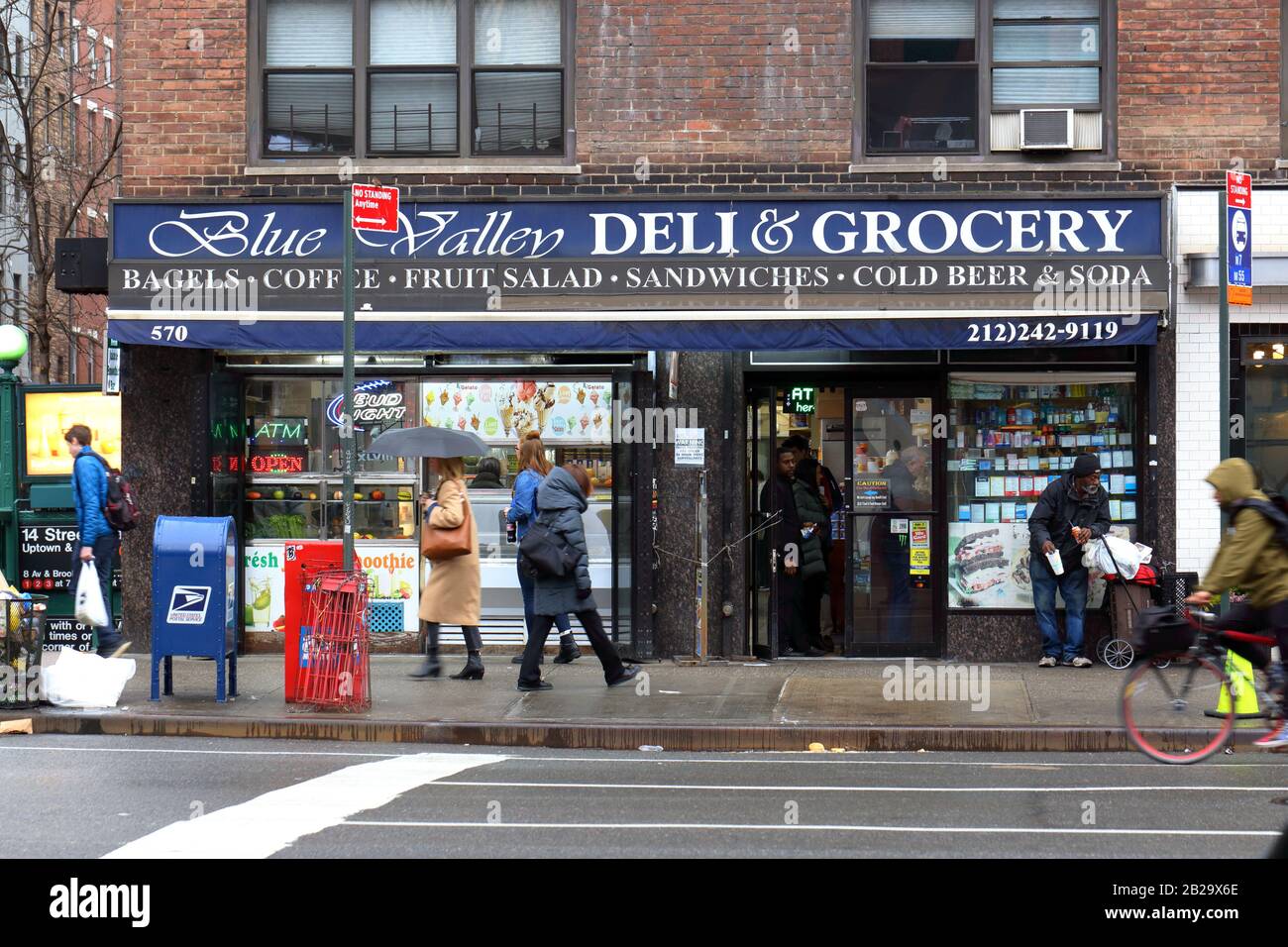 Blue Valley Food Shop, 570 6th Avenue, New York. New York photo d'un coin de charcuterie et d'épicerie dans le quartier de Chelsea à Manhattan Banque D'Images