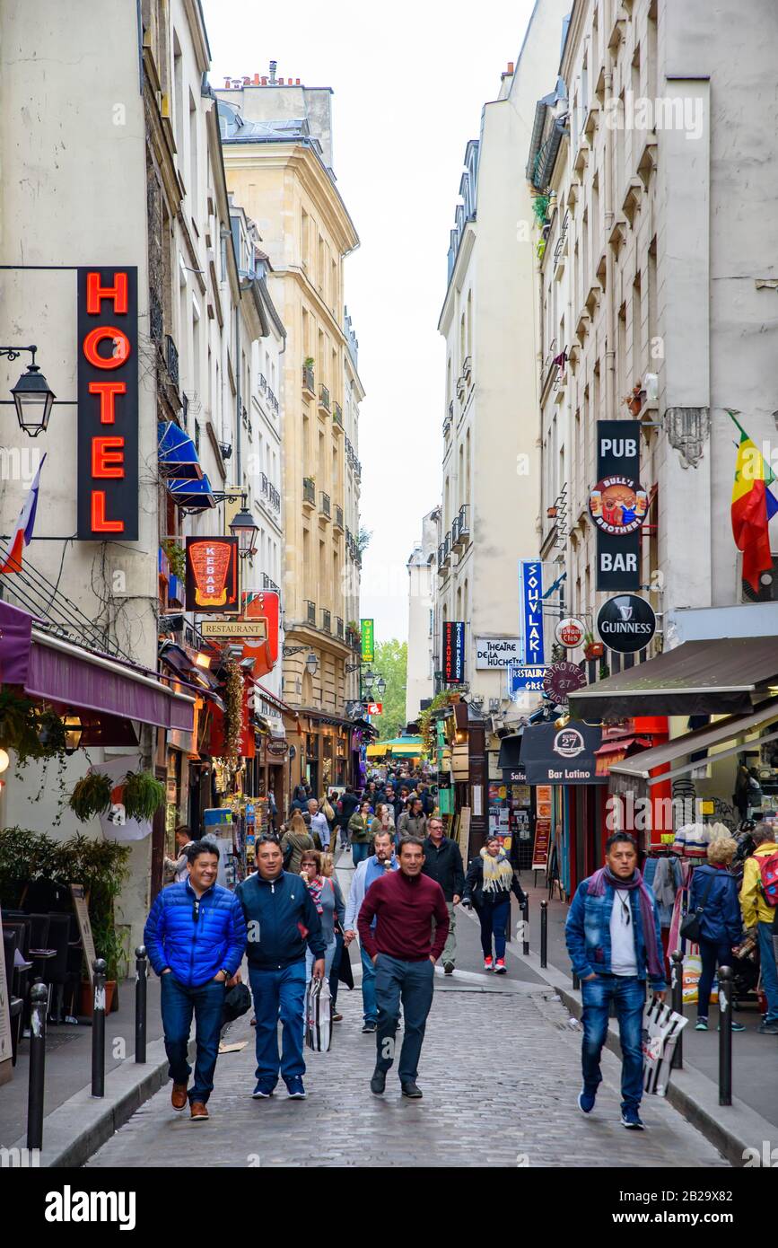 Les gens marchant dans la rue du quartier Latin, le 5ème arrondissement de Paris, France Banque D'Images