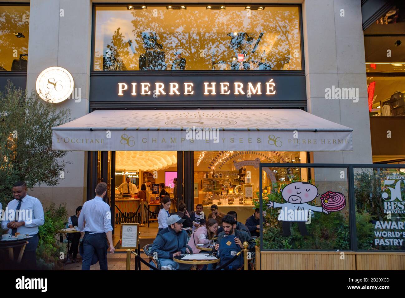 La boutique champs Élysées de Pierre Hermé, l'un des plus célèbres magasins de desserts français de Paris, France Banque D'Images