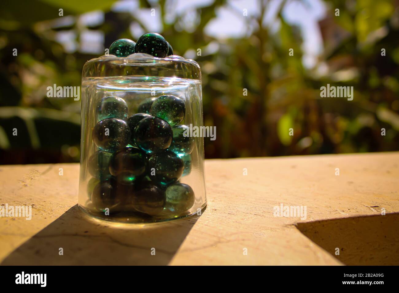 Boule en marbre vert en verre simple avec une belle ombre et une lumière impressionnante avec un fond flou Banque D'Images