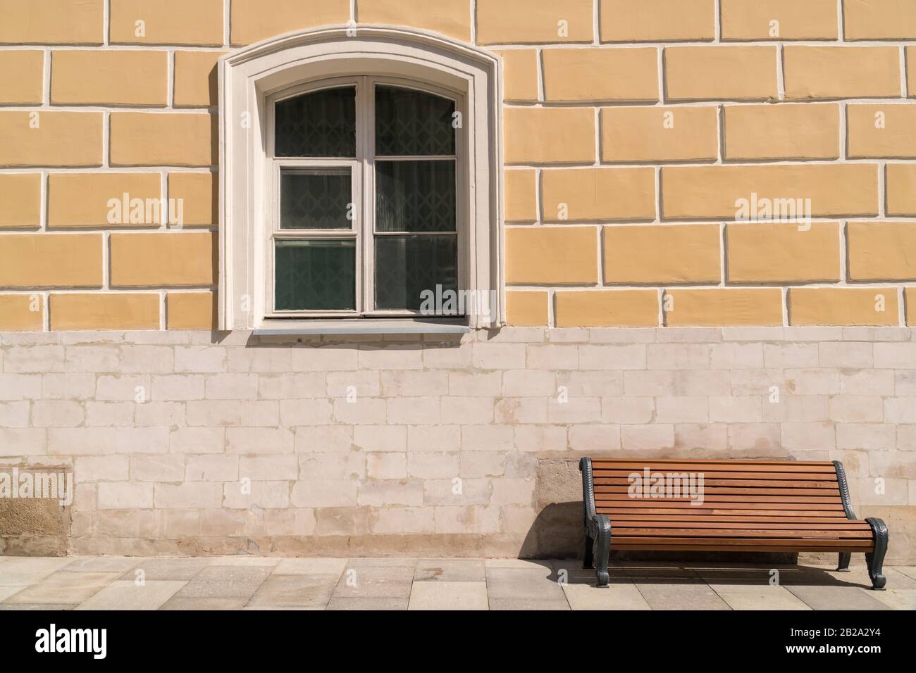 Vider le banc contre le mur avec une fenêtre. Banque D'Images