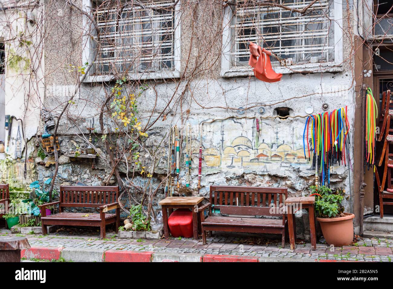 Bancs et tables en bois sur le sentier à l'extérieur d'un restaurant turc, Istanbul, Turquie. Banque D'Images