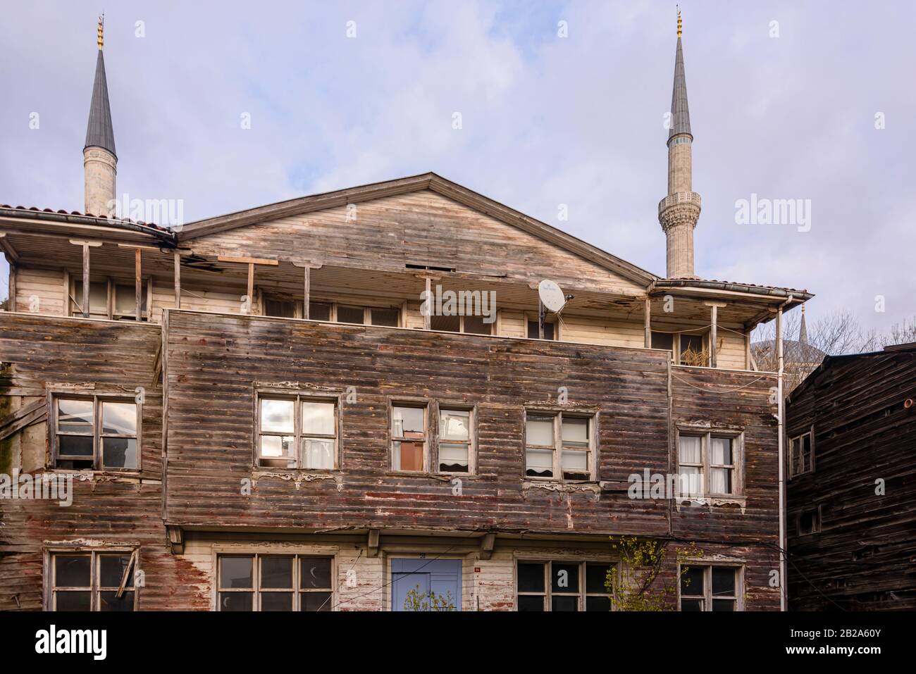 Ancien immeuble d'appartements en bois délabré à Istanbul, Turquie Banque D'Images