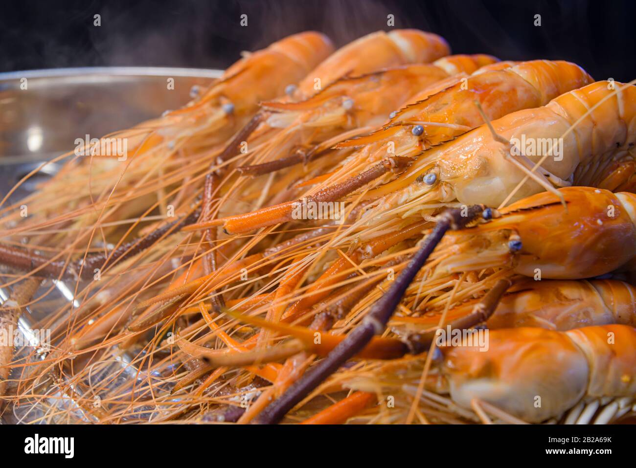 Grandes crevettes dans un étalage de nourriture de rue, Bangkok, Thaïlande Banque D'Images