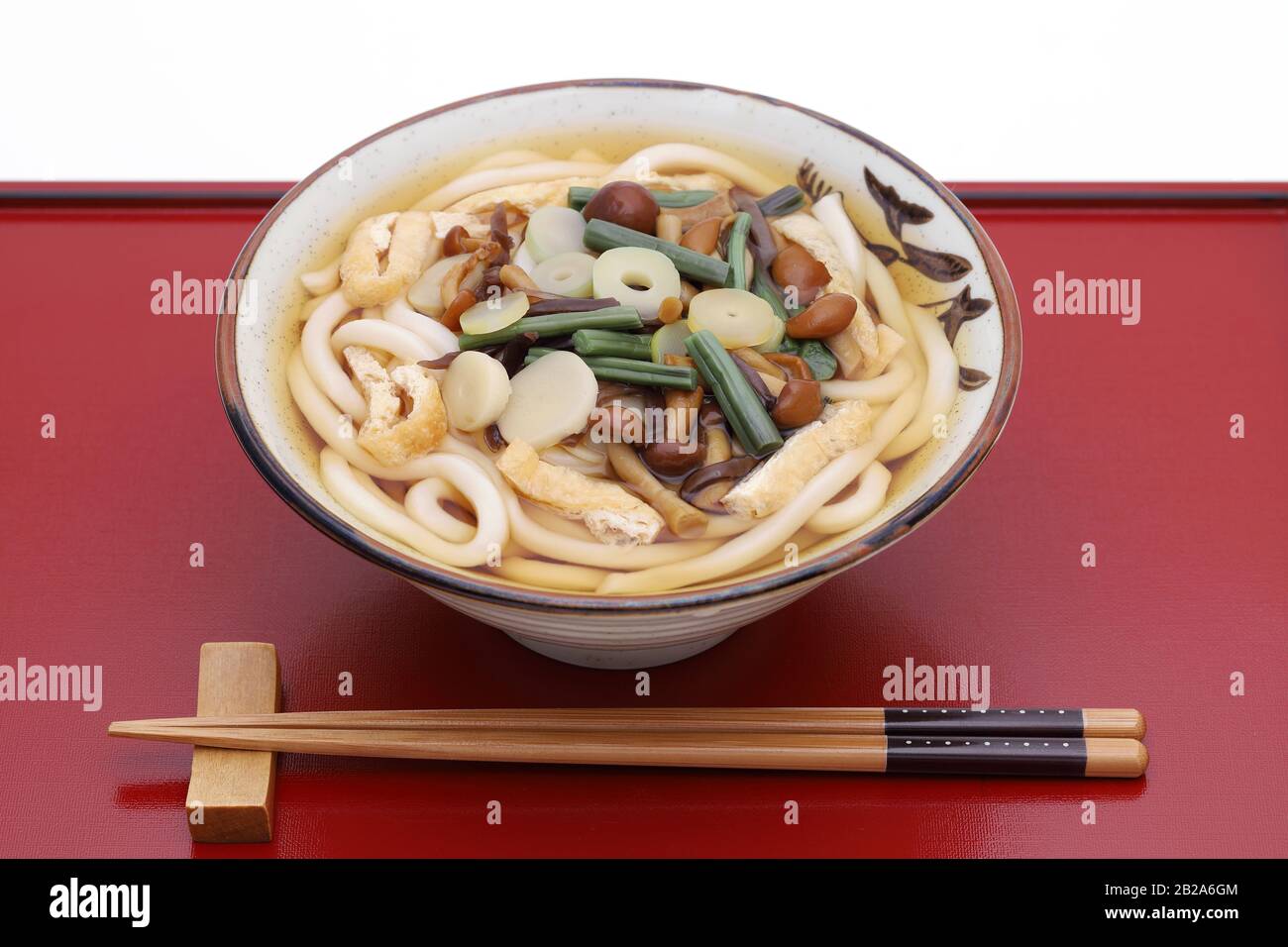 Nouilles sudon sansai japonaises dans un bol en céramique Banque D'Images