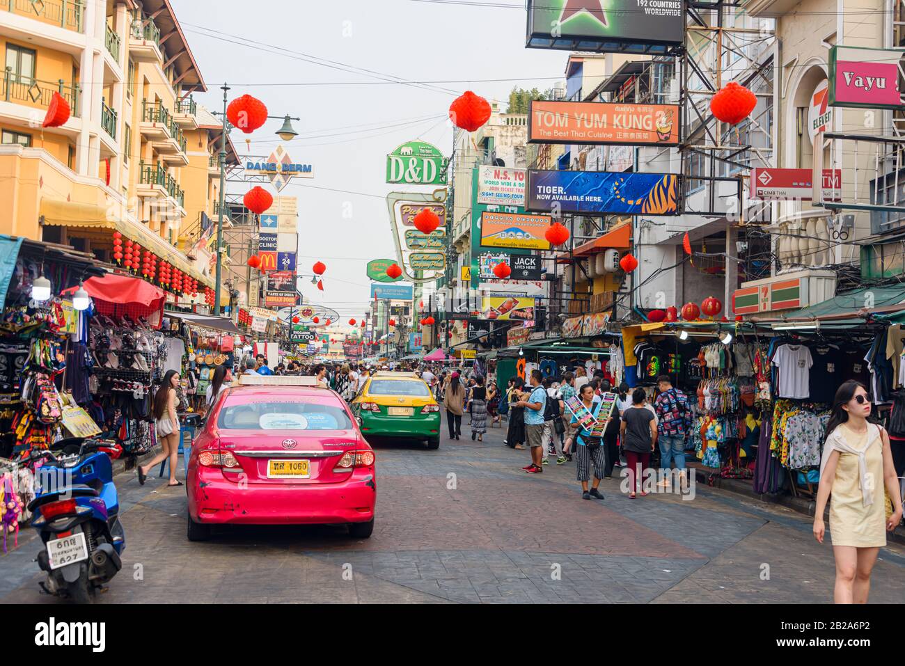 Khaosan Road, une célèbre rue piétonne avec bars et boîtes de nuit, à Bangkok, Thaïlande Banque D'Images