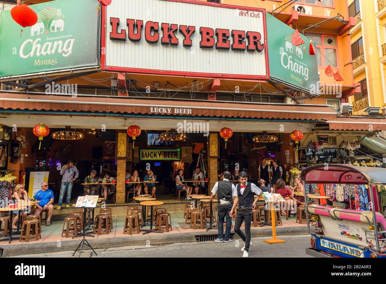 Licky Beer pub à Khaosan Road, une célèbre rue piétonne avec bars et boîtes de nuit, à Bangkok, Thaïlande Banque D'Images