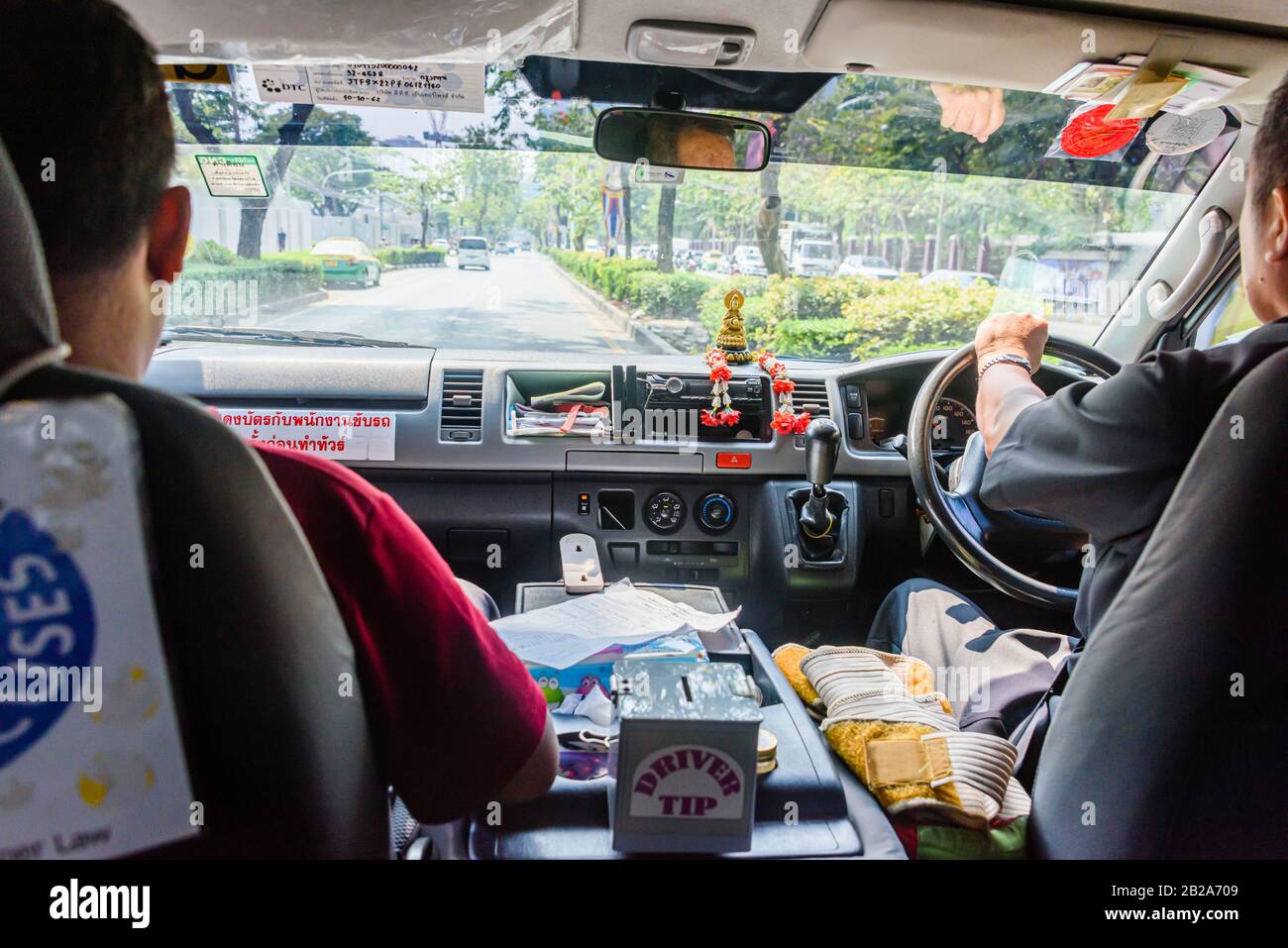 En voiture dans un minibus à travers Bangkok, Thaïlande Banque D'Images