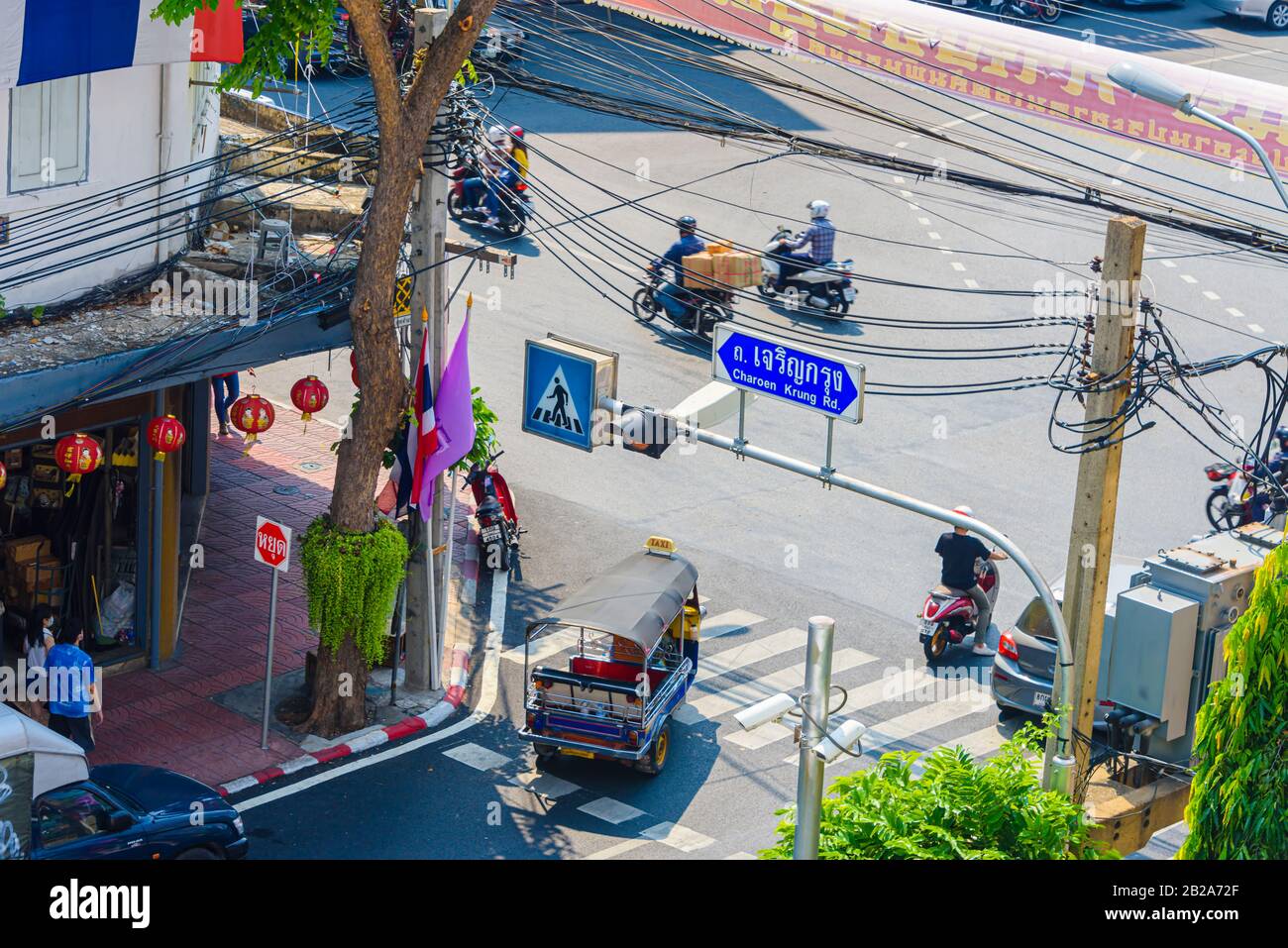 Les scooters et les tuk-tuk négocient un carrefour routier, Bangkok, Thaïlande Banque D'Images