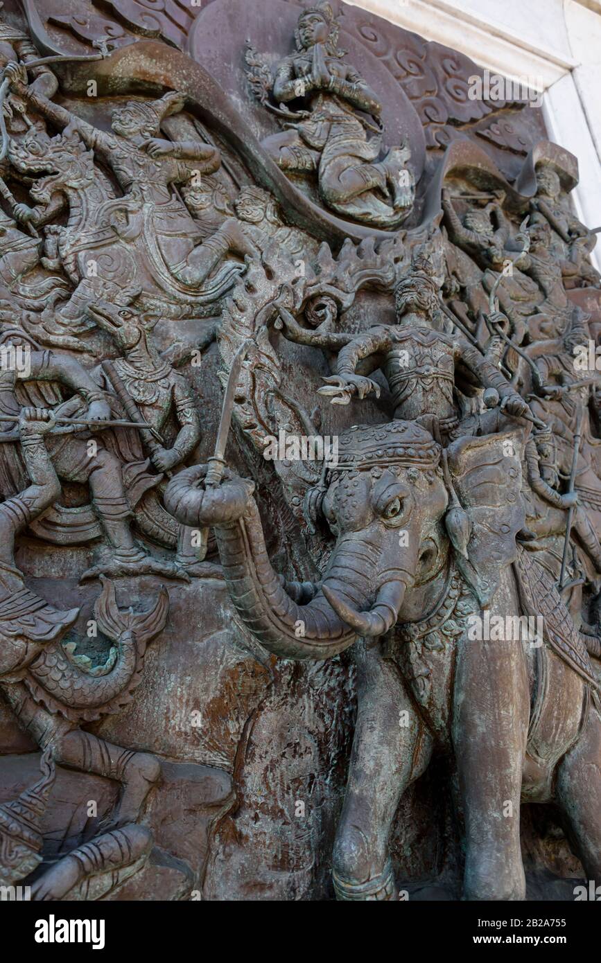Scène de bataille hindoue sculptée avec Indra, le dieu de la pluie et des orages, à cheval sur son éléphant Airavata à Wat Songkhram, Bangkok, ThailandIndr Banque D'Images
