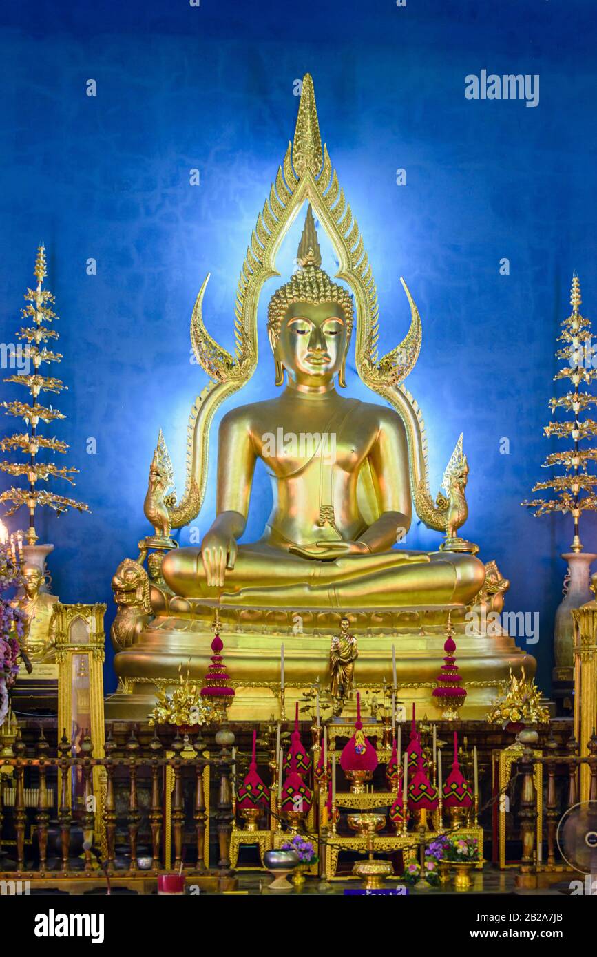 Sanctuaire avec un grand Bouddha d'or à Wat Benchamabophit (le temple de marbre), Bangkok, Thaïlande Banque D'Images
