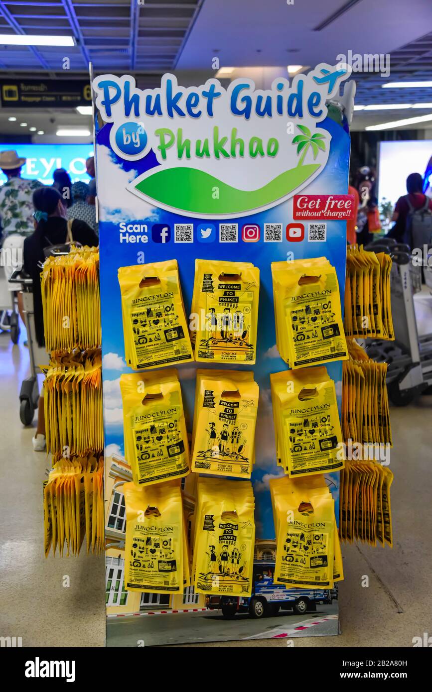 Sacs de transport contenant des informations et des bons pour les visites d'arrivée, Phuket, Thaïlande. Banque D'Images