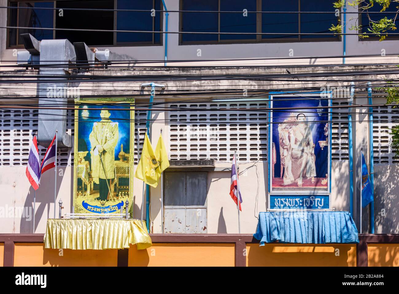 Panneaux pour le roi Rama X et Niramon Ounprom (Sineenat Wongvajirapakdi) à  l'extérieur d'un bâtiment de Phuket, Thaïlande Photo Stock - Alamy