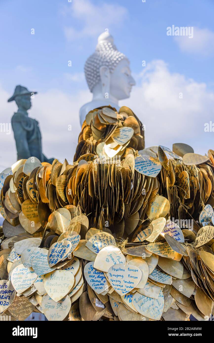 Messages de paix et d'amour écrits sur des coeurs de bronze au Grand Bouddha, Phuket, Thaïlande Banque D'Images