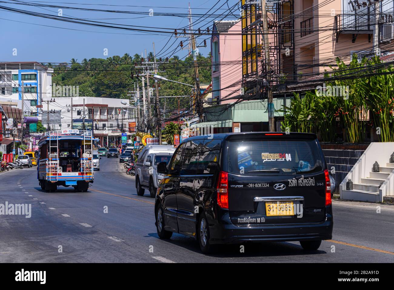 Trafic typique sur la rue du village de Kata, Thaïlande Banque D'Images