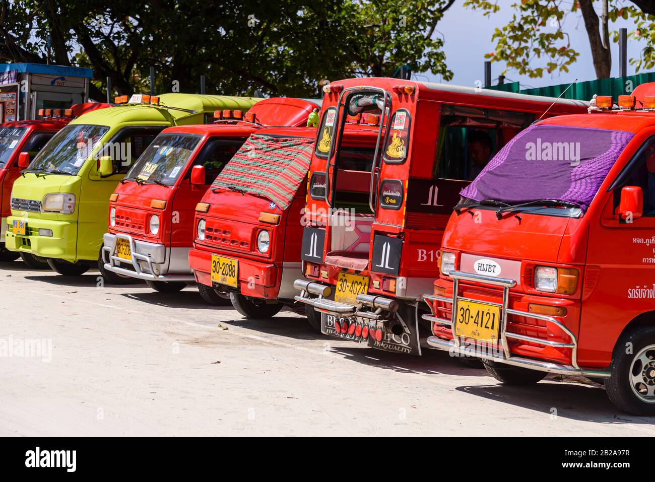 Rangée de Tuk-Tuks garés, Phuket, Thaïlande Banque D'Images