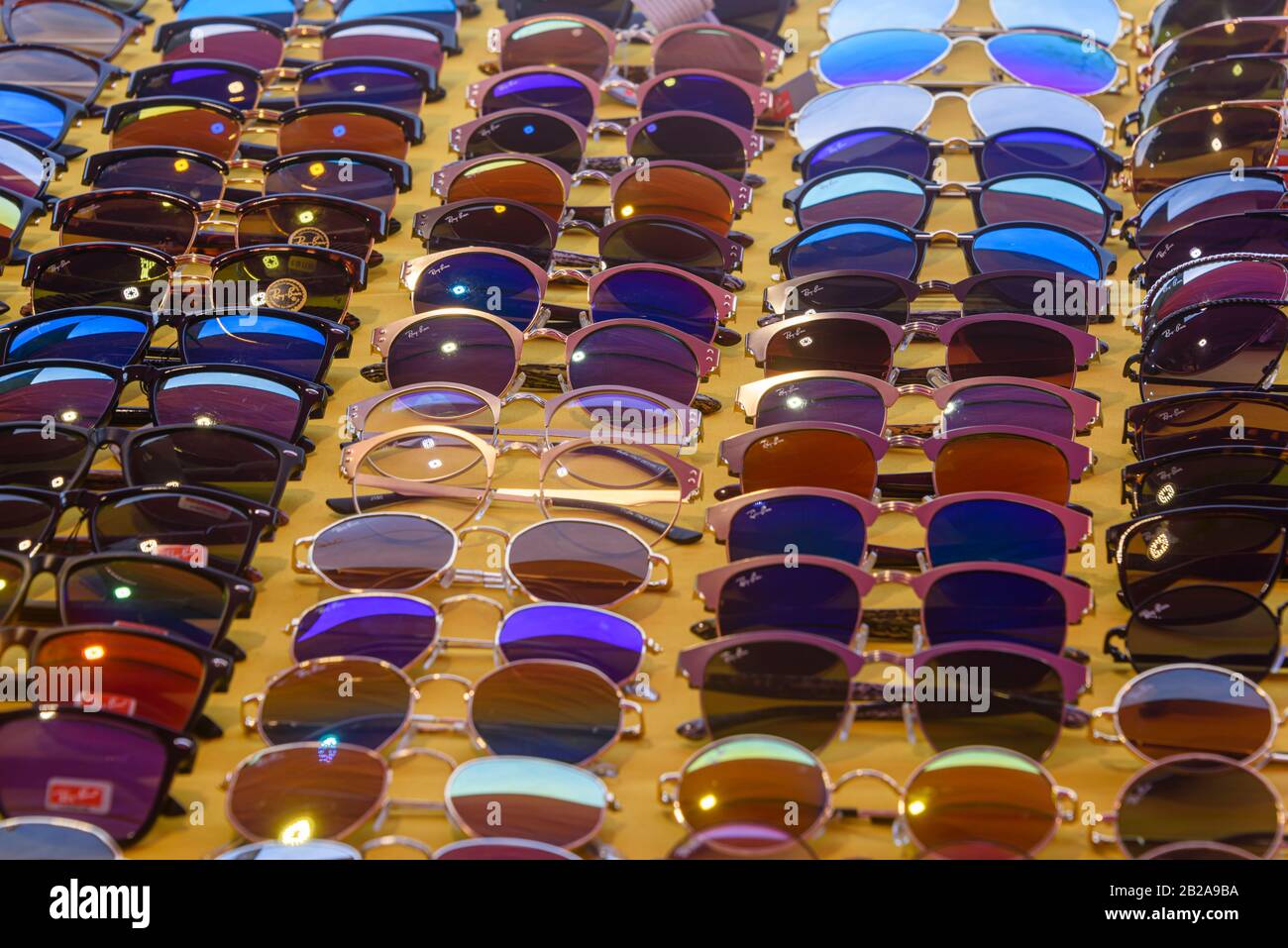Fausses lunettes de soleil rayban Ray Ban Rayban à vendre dans un marché de décrochage, Thaïlande Banque D'Images