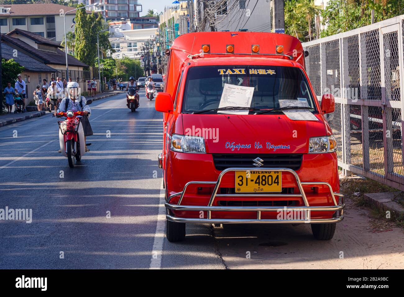 Taxi tuk Tuk stationné sur le côté de la route à Phuket, Thaïlande Banque D'Images