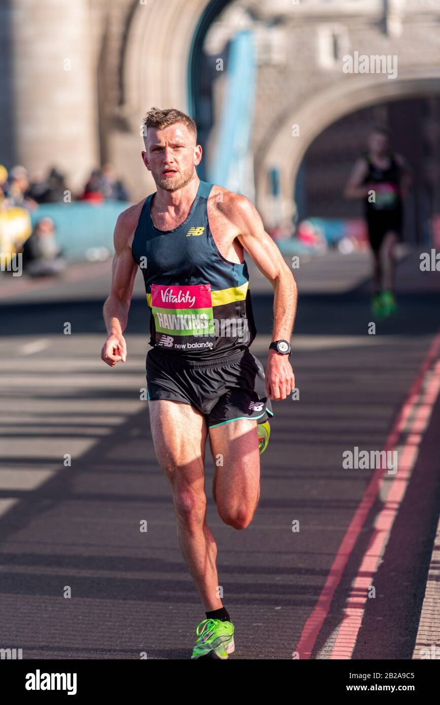Derek HAWKINS se pilote dans le Vitality Big Half marathon traversant Tower Bridge, Londres, Royaume-Uni. Banque D'Images