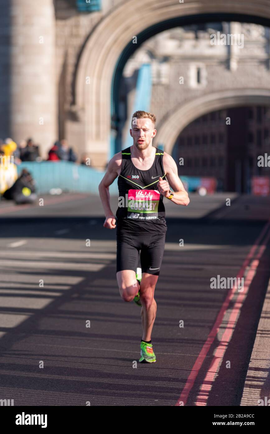 Ollie LOCKLEY course dans le Vitality Big Half marathon croisant Tower Bridge, Londres, Royaume-Uni. Banque D'Images