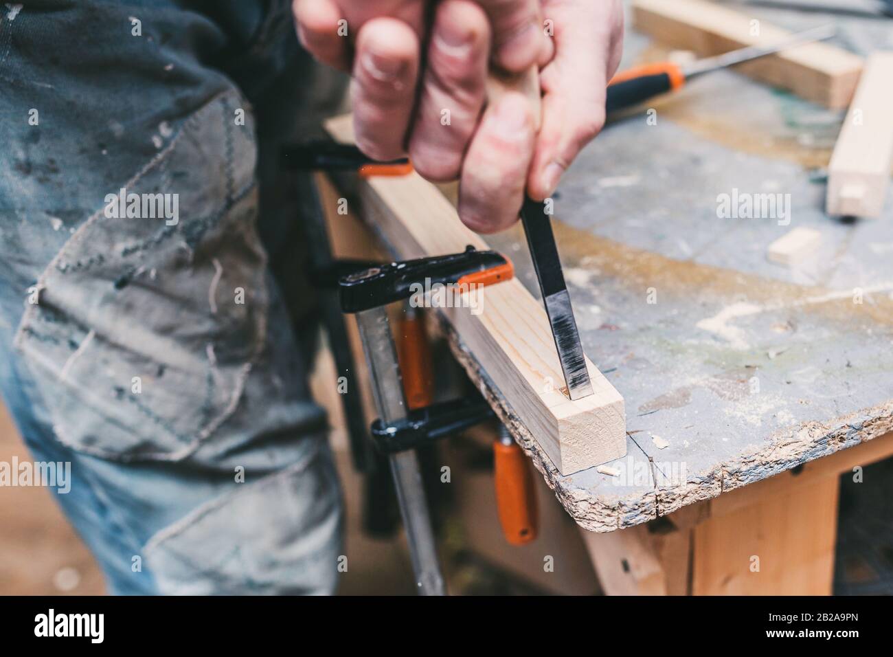 Le traitement manuel du bois dans l'atelier de menuiserie - artisanat de production Banque D'Images