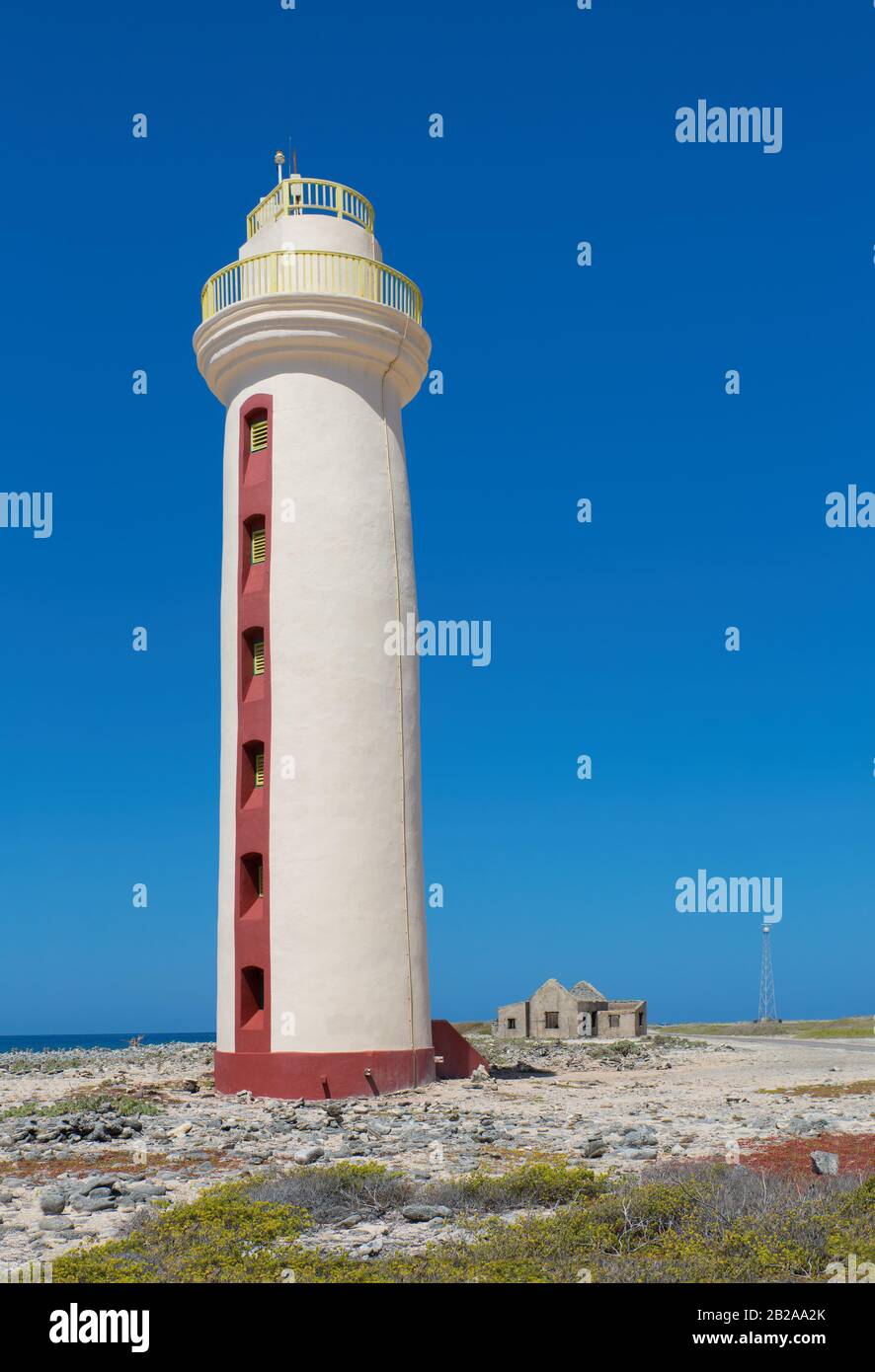 Phare blanc avec ruine sur la côte de l'île Bonaire Banque D'Images