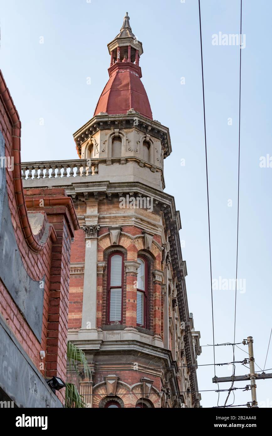 Une tourelle victorienne italienne de 1888 située au-dessus d'un édifice de Brunswick Street à Fitzroy, Melbourne, Australie Banque D'Images