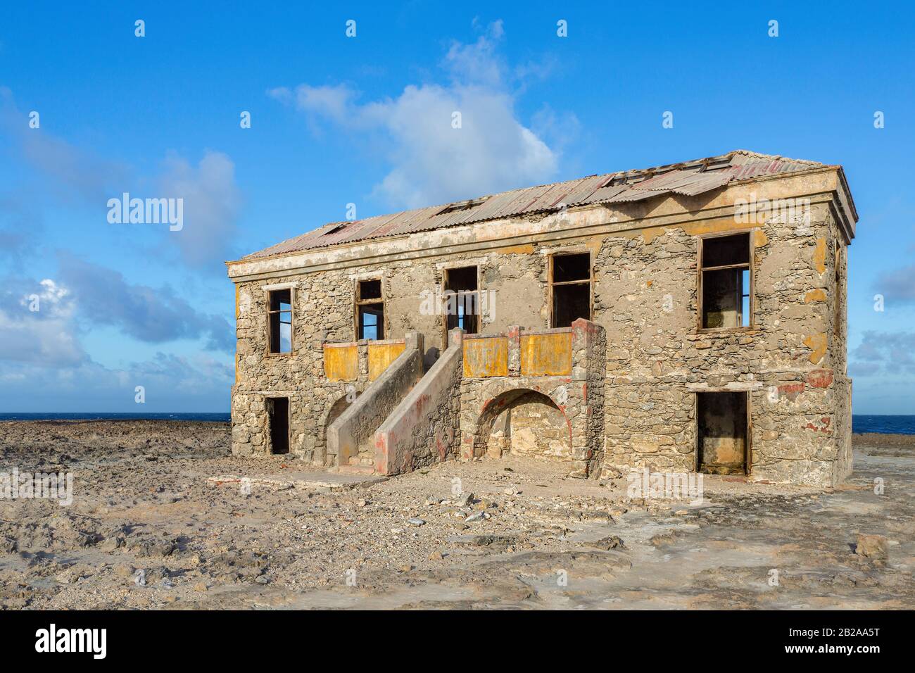 Ancien bâtiment historique de l'hôtel comme ruine à la côte de l'île Bonaire Banque D'Images