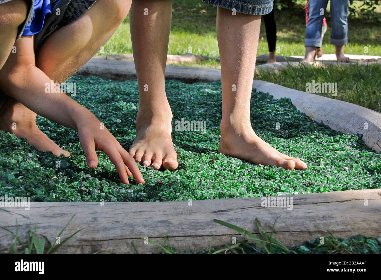 Parc pieds nus avec des morceaux de verre cassé Photo Stock - Alamy