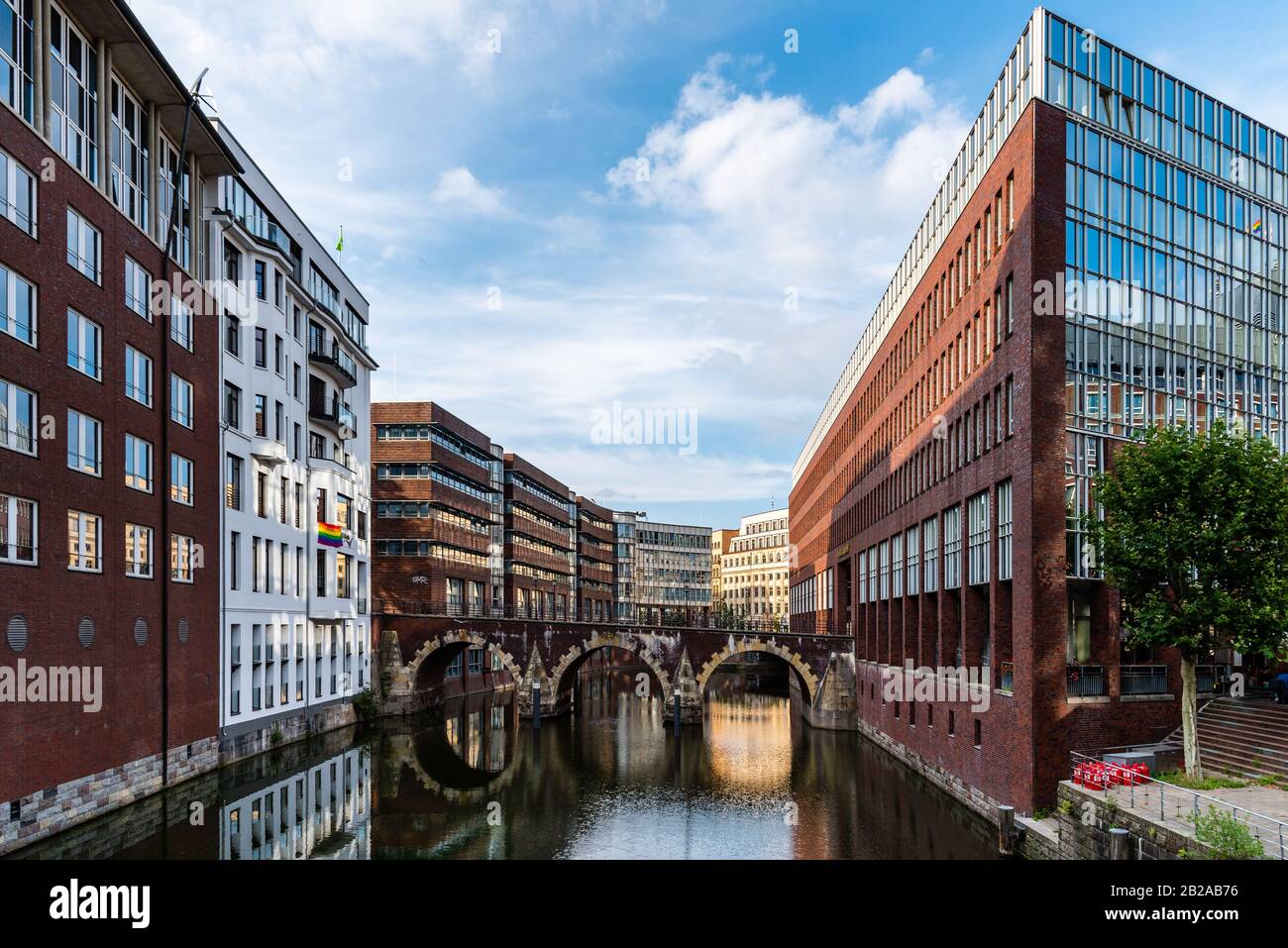 Hambourg, Allemagne - 4 août 2019 : vue panoramique sur le canal Bleichenfleet à Hambourg au coucher du soleil Banque D'Images