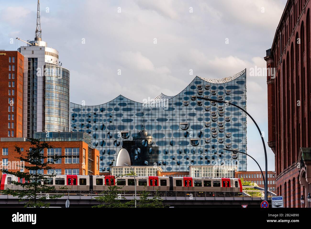 Hambourg, Allemagne - 4 août 2019: Paysage urbain pittoresque de Hambourg avec le train traversant un pont en premier plan et Elbphilonie dans le backgroun Banque D'Images