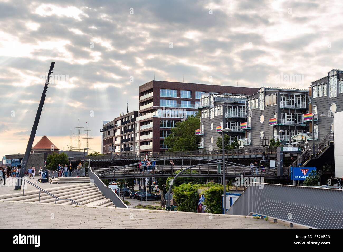 Hambourg, Allemagne - 4 août 2019: Le siège social de Gruner + Jahr avec des drapeaux gay arc-en-ciel sur les balcons d'Elbpromenade au coucher du soleil Banque D'Images