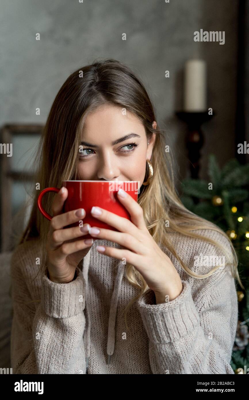 Belle femme de boire une tasse de café Banque D'Images