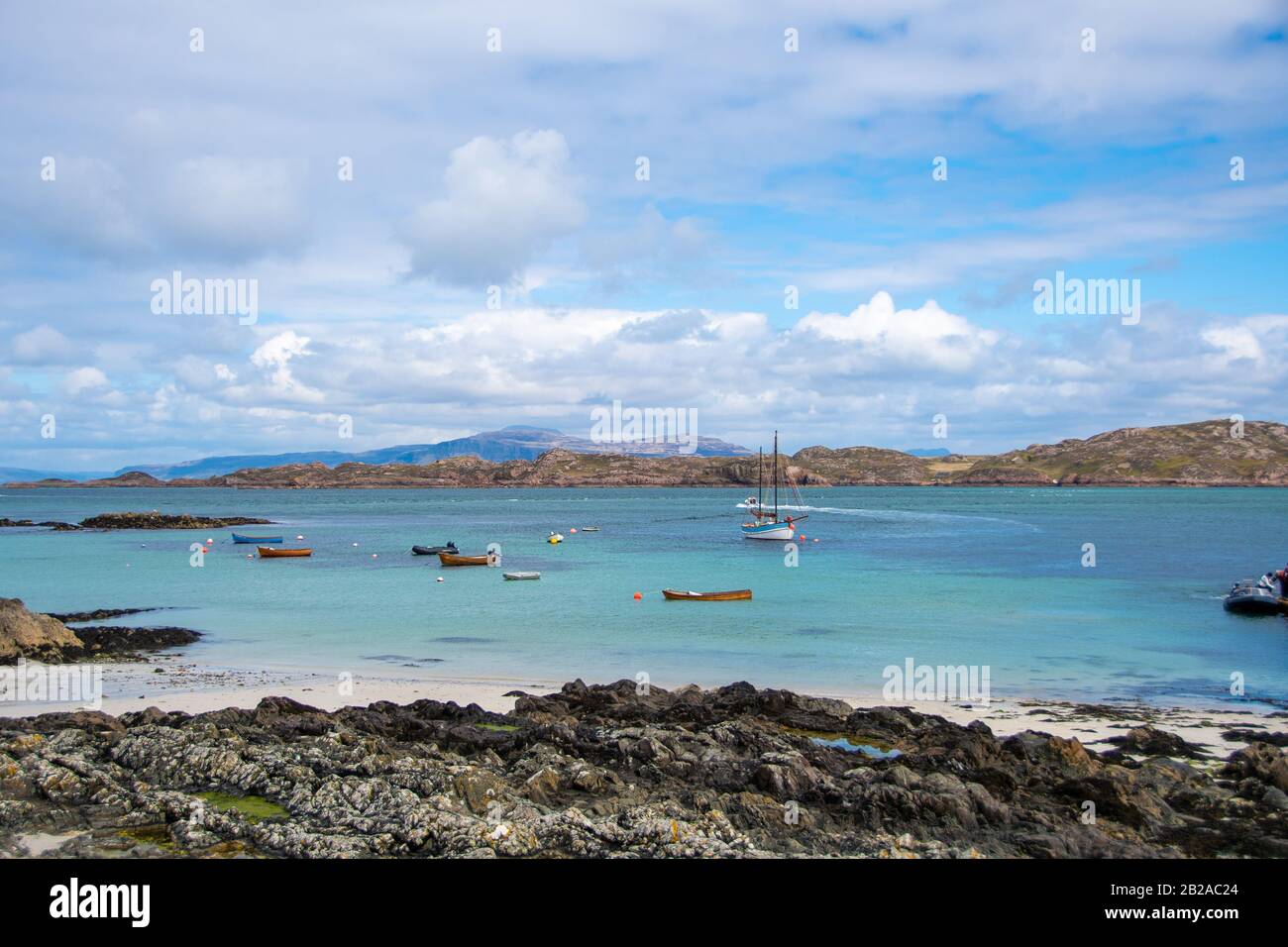 Petits bateaux Ancrés en mer, Iona, Inner Hebrides, Ecosse, Royaume-Uni Banque D'Images