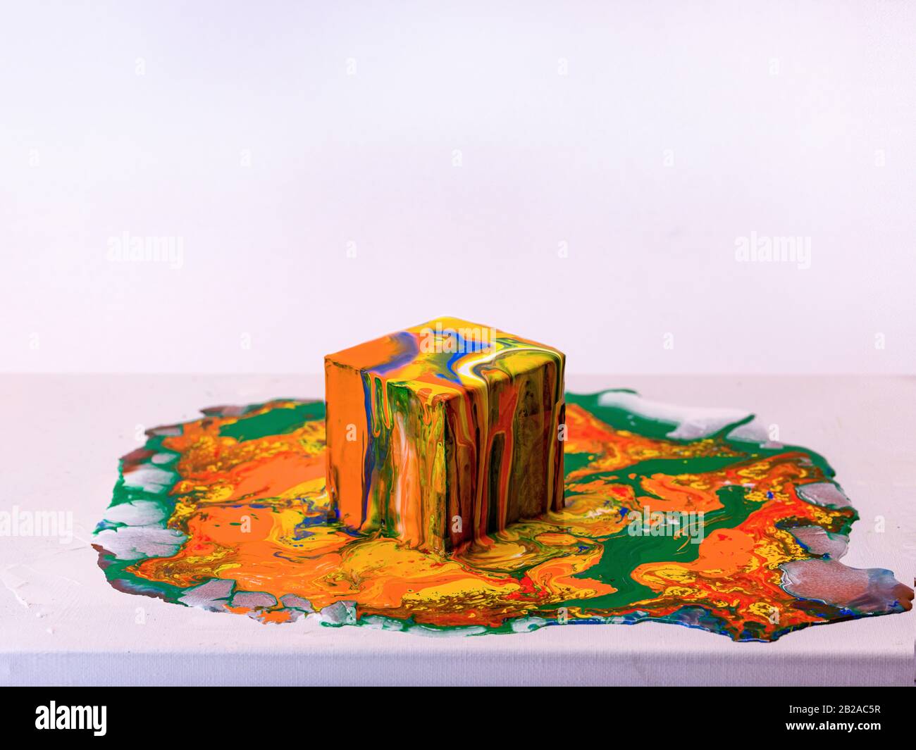 Peinture acrylique multicolore sur un cube Banque D'Images
