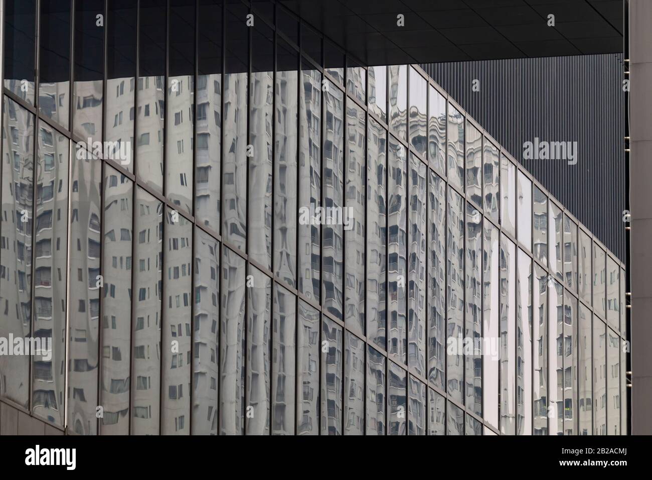 Gratte-ciel réflexions dans une rangée de fenêtres, Indonésie Banque D'Images