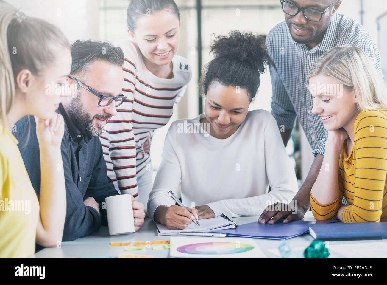 Les jeunes gens d'affaires réunion au bureau et discuter ensemble un nouveau projet de démarrage. Banque D'Images