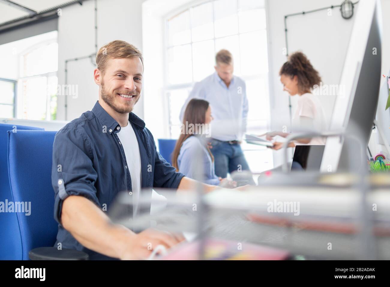 Élaborer des programmes et des technologies de codage. Conception de site web. Programmeur travaillant dans un bureau de l'entreprise de développement logiciel. Banque D'Images