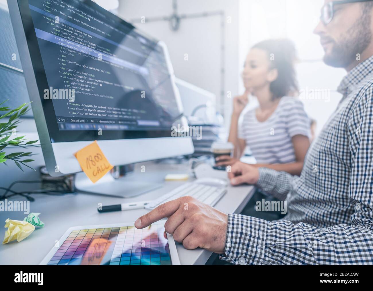 Élaborer des programmes et des technologies de codage. Conception de site web. Programmeur travaillant dans un bureau de l'entreprise de développement logiciel. Banque D'Images