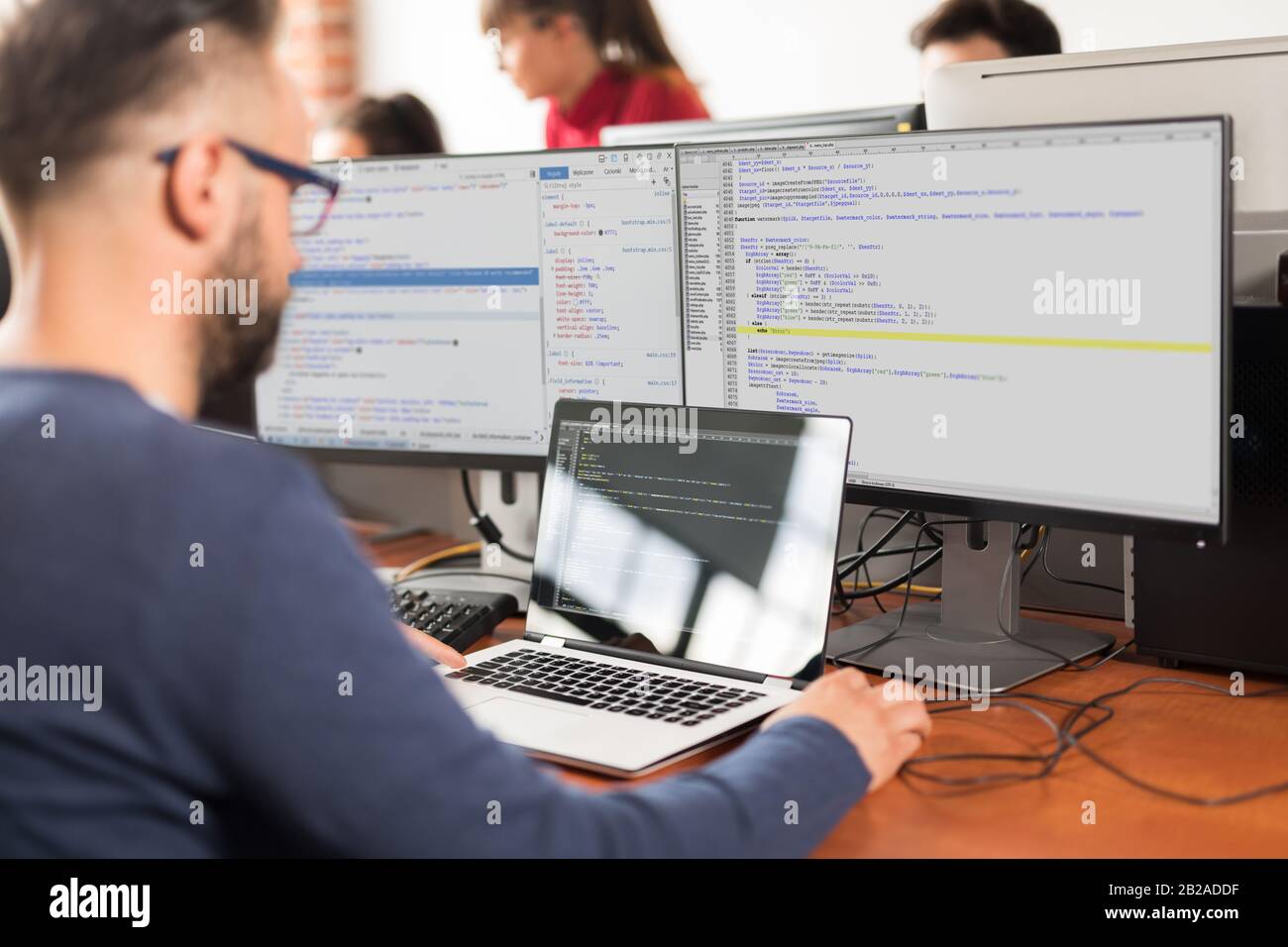 Élaborer des programmes et des technologies de codage. Conception de site web. Programmeur travaillant dans un bureau de l'entreprise de développement logiciel. Banque D'Images