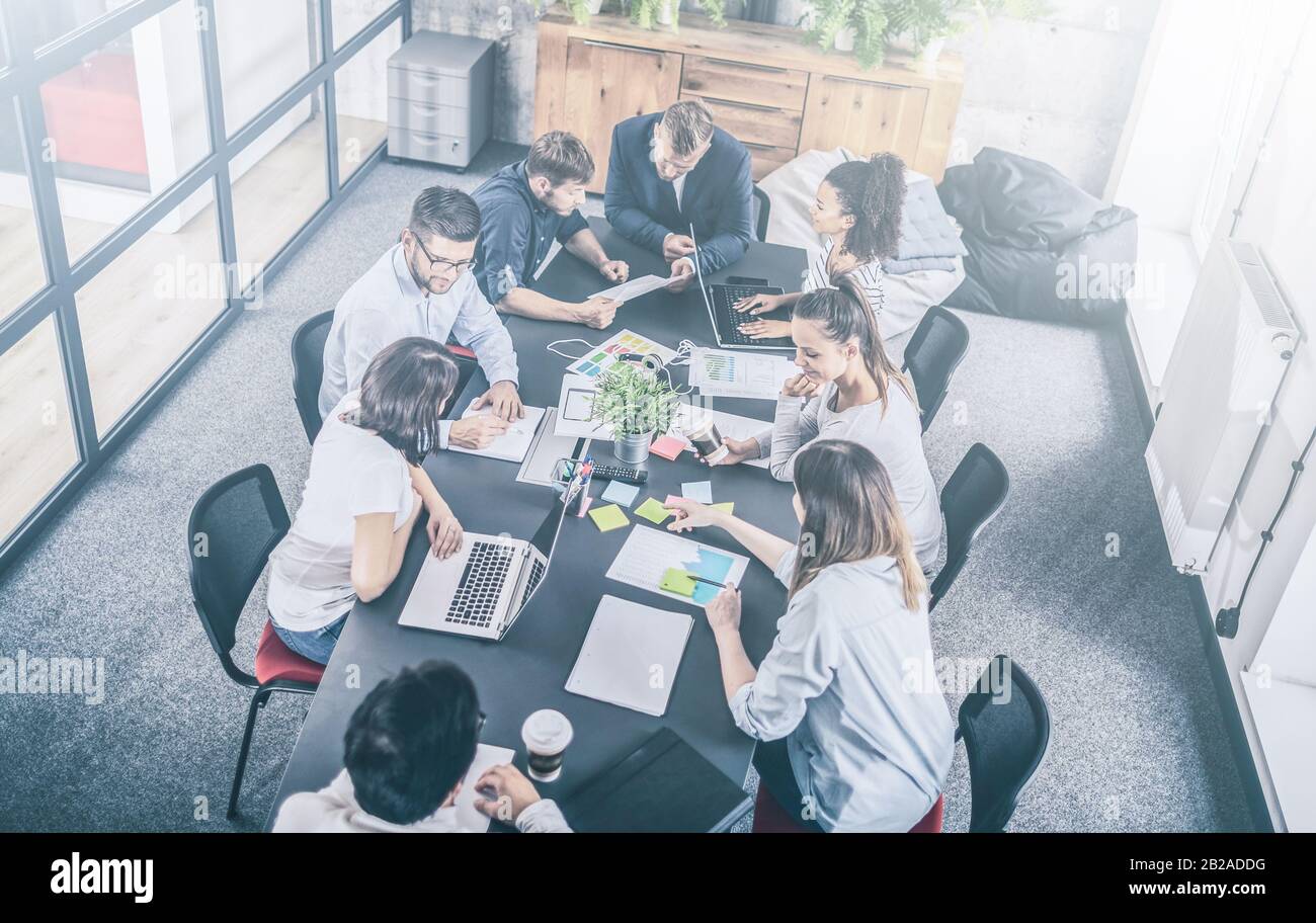 Les jeunes gens d'affaires réunion au bureau et discuter ensemble un nouveau projet de démarrage. Banque D'Images