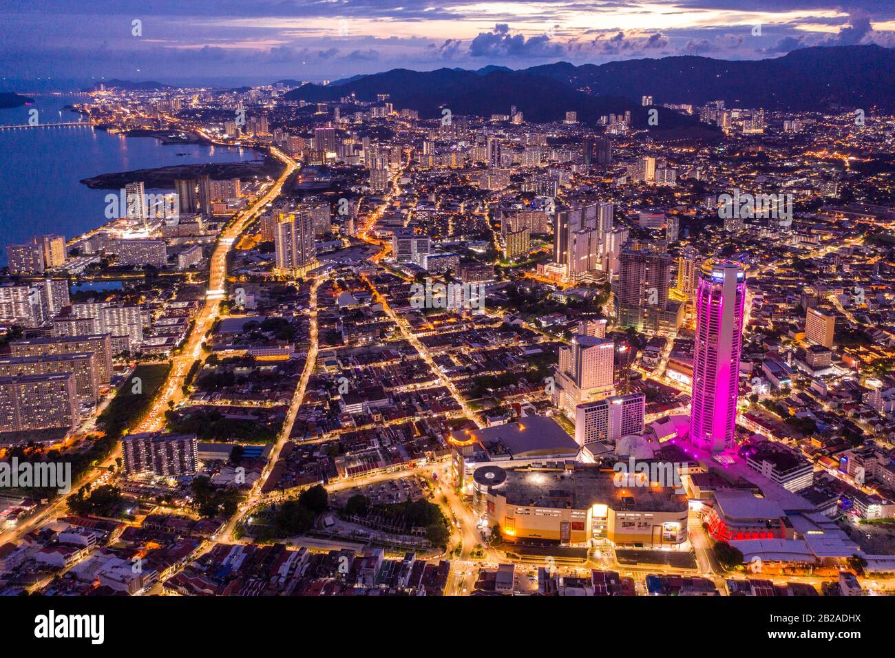 Vue aérienne de Georgetown la nuit, Penang, Malaisie Banque D'Images